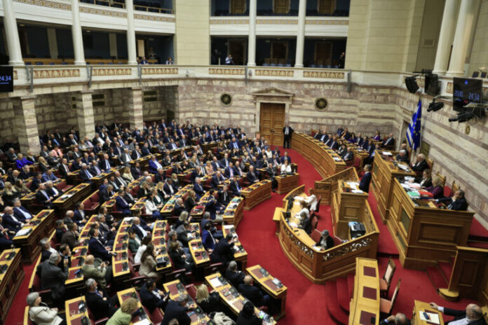 vouli-katapsifistike-i-protasi-dyspistias-1-768x512.jpg