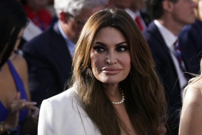 kimberly-guilfoyle-exoplistika-768x512.jpg