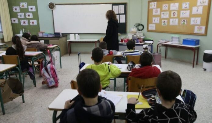 scholeio_ekpaideftikoi-768x448.jpg