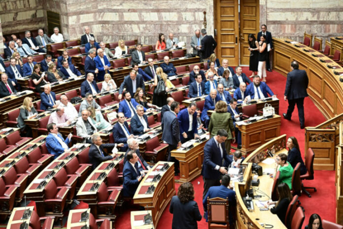 vouli-psifoforia-gia-karamanli-768x512.jpg