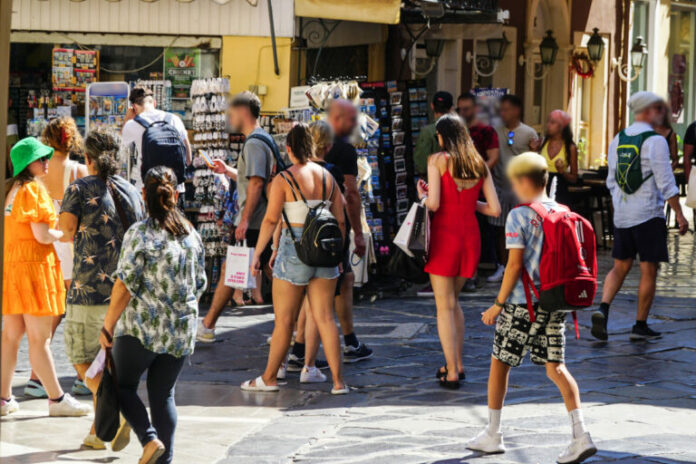 kerkyra-touristes-eleghoi-aade-768x512.jpg