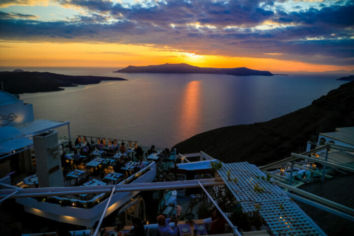 tourismos-ellada-santorini-768x512.jpg