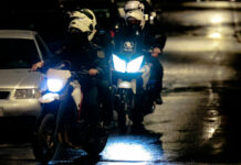 Σαλαμίνα: Ανθρωποκυνηγητό για τους ληστές που σκότωσαν 75χρονη – Τους «έπιασε» κάμερα