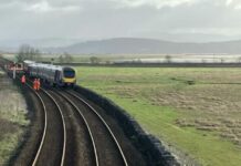 Εκτροχιασμός τρένου στη Βρετανία – «Έμφραγμα» στον σιδηρόδρομο