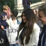 Μητσοτάκης και Κίμπερλι χαιρέτησαν και συζήτησαν με μαθητές Δημοτικού