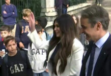 Μητσοτάκης και Κίμπερλι χαιρέτησαν και συζήτησαν με μαθητές Δημοτικού