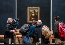 Δύο TikTokers κρέμασαν πορτρέτο τους δίπλα στη Μόνα Λίζα