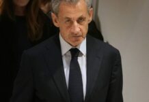 Γράμματα, δώρα και χαρτζιλίκι στον Σαρκοζί από τους οπαδούς του