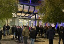 Αγρότες έξω από την Αστυνομική Διεύθυνση Λάρισας ζητούν την απελευθέρωση συλληφθέντων – Κλειστή η ΠΑΘΕ