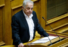 Ενός λεπτού σιγή στη Βουλή στη μνήμη του Αλέκου Φλαμπουράρη