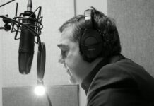 Βίντεο με τον Αλ. Τσίπρα στο στούντιο – Διαβάζει αποσπάσματα από το βιβλίο του «Ιθάκη»