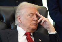 Σάλος με τις εικόνες του Τραμπ να αποκοιμιέται στον Λευκό Οίκο