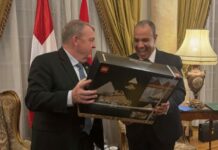 Πυραμίδα από… Lego: Η κίνηση του Δανού ΥΠΕΞ στον Αιγύπτιο υπουργό στα εγκαίνια του GEM