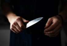 Άγρια συμπλοκή με τραυματίες στο Μουζάκι έξω από μπαρ