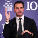 «Δεν θα πεθάνουμε ποτέ κουφάλα νεκροθάφτη» – Ο Χριστοδουλάκης τρολάρει τη Β. Αναστασίου