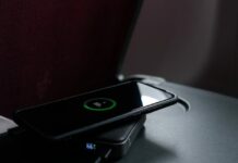 Νέα έκρηξη από power bank σε αεροπλάνο βάζει «μπλόκο» στους φορητούς φορτιστές στις πτήσεις