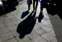 Αναστάτωση σε Χολαργό και Αγία Παρασκευή: Καταγγελίες για άντρα που πλησιάζει παιδιά έξω από σχολεία