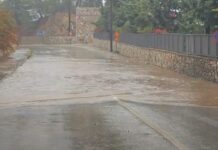 Κακοκαιρία: Ποτάμια οι δρόμοι στη Σκιάθο – Σύσταση στους οδηγούς να αποφεύγουν τις μετακινήσεις