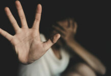 Κορωπί: Η 40χρονη ζητά την επιμέλεια των παιδιών της μετά τον άγριο ξυλοδαρμό από τον σύντροφό της