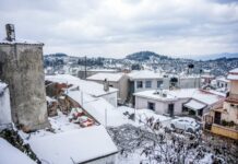 Πέφτουν τα πρώτα χιόνια στην Ελλάδα – Σχεδόν «κλείδωσε» και η μέρα