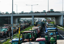 Κλιμακώνουν τις κινητοποιήσεις οι αγρότες: Πυκνώνουν τα μπλόκα σε βασικούς οδικούς κόμβους – Χιλιάδες τρακτέρ στο δρόμο