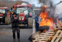 Στους δρόμους και οι αγρότες της Γαλλίας – Μπλόκα μέχρι και στον σιδηρόδρομο