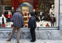 Καμία σχέση με το παρελθόν – Χαμηλά η «μπάλα» από τους καταστηματάρχες για το εορταστικό ωράριο