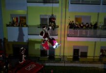 Πυροσβέστες-Άι Βασίληδες στο Παίδων Αγία Σοφία: Μοίρασαν δώρα σε παιδιά με καρκίνο (βίντεο)