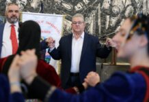 Με κλαρίνα τα κάλαντα στον Δημήτρη Κουτσούμπα