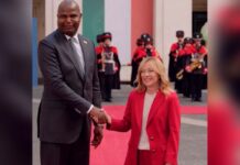 Η στιγμή που αιφνιδιάστηκε η Μελόνι – Η αντίδρασή της όταν είδε τον πανύψηλο πρόεδρο της Μοζαμβίκης