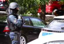 Συναγερμός στη Λαμία: Άνδρας «ταμπουρώθηκε» σε διαμέρισμα και απειλεί με φωτιά