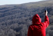 Χανιά: Άναψαν το χριστουγεννιάτικο δέντρο με… πυροβολισμούς