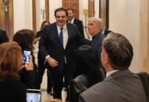 Υποδοχή… αεροδρομίου στη Βουλή για τον Κ.Πιερρακάκη (Βίντεο)