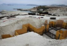 Σοβαρές παραβάσεις στην ανέγερση ξενοδοχείου στο Σαρακήνικο Μήλου