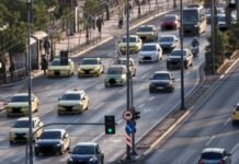 Σοβαρό τροχαίο στη Βασιλίσσης Σοφίας: Μηχανή συγκρούστηκε με φορτηγάκι