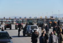 Ένταση στο μπλόκο των αγροτών στα Μάλγαρα – Αυτοκίνητο έπεσε πάνω σε τρακτέρ