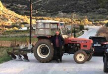 Αμοργός: Μπλόκο από το μοναδικό τρακτέρ του νησιού