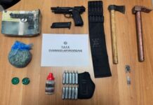 Άλιμος: Μίνι «οπλοστάσιο» και ναρκωτικά έκρυβε ο 59χρονος που απείλησε οδηγό με τσεκούρι