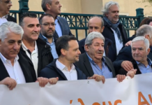 Διαμαρτυρία Δημάρχων στη Βουλή για την ενίσχυση των ΟΤΑ