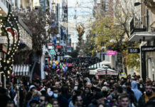 Εορταστικό ωράριο 2025: Τι ώρες είναι ανοιχτά τα καταστήματα