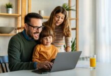 Επίδομα παιδιού: Μπαίνουν αναδρομικά – Ποιοι θα τα πάρουν