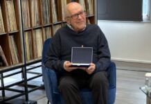 Ο Γιώργος Παπαστεφάνου δώρισε το αρχείο του στην ΕΡΤ – 7.000 βινύλια και αμέτρητα σπάνια βιβλία