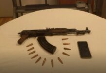 Αθήνα: Αστυνομικοί συνέλαβαν 20χρονο που μετέφερε καλάσνικοφ σε λεωφορείο