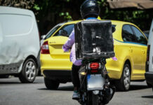 Νίκαια: Οδηγός παρέσυρε και επιτέθηκε με γροθιές σε διανομέα