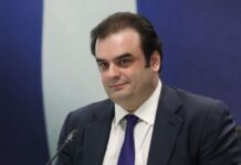 Μια στιγμή χωρίς κάμερες: Η συγκινητική συνάντηση Πιερρακάκη με τα θύματα σε Μάτι και Μάνδρα