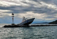 Βόλος: Σκάφος του Λιμενικού προσέκρουσε σε βράχια στην είσοδο του λιμανιού