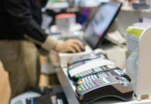 Τέλος στο ATM για μικρά ποσά: Ανάληψη μετρητών από τα ταμεία σούπερ μάρκετ