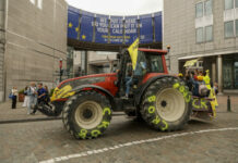 Έστησαν μπλόκο έξω από το Ευρωπαϊκό Συμβούλιο οι αγρότες: Από τις Εθνικές στις Βρυξέλλες τα τρακτέρ