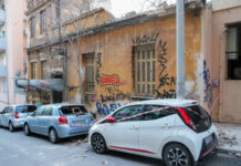 Κατάρρευση μπαλκονιού στον Νέο Κόσμο προκαλεί ζημιές σε σταθμευμένα αυτοκίνητα
