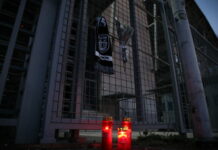 Η Τούμπα θρηνεί: Κεριά, λουλούδια και μεσίστιες σημαίες για τους αδικοχαμένους οπαδούς του ΠΑΟΚ